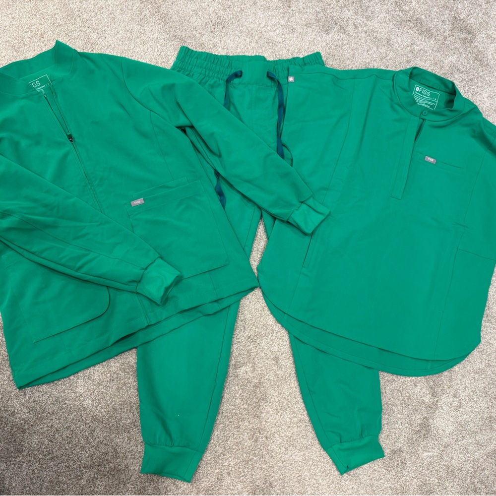 Figs evergreen scrub set